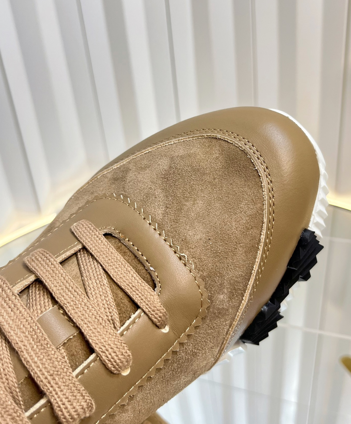 Bouncing Sneaker