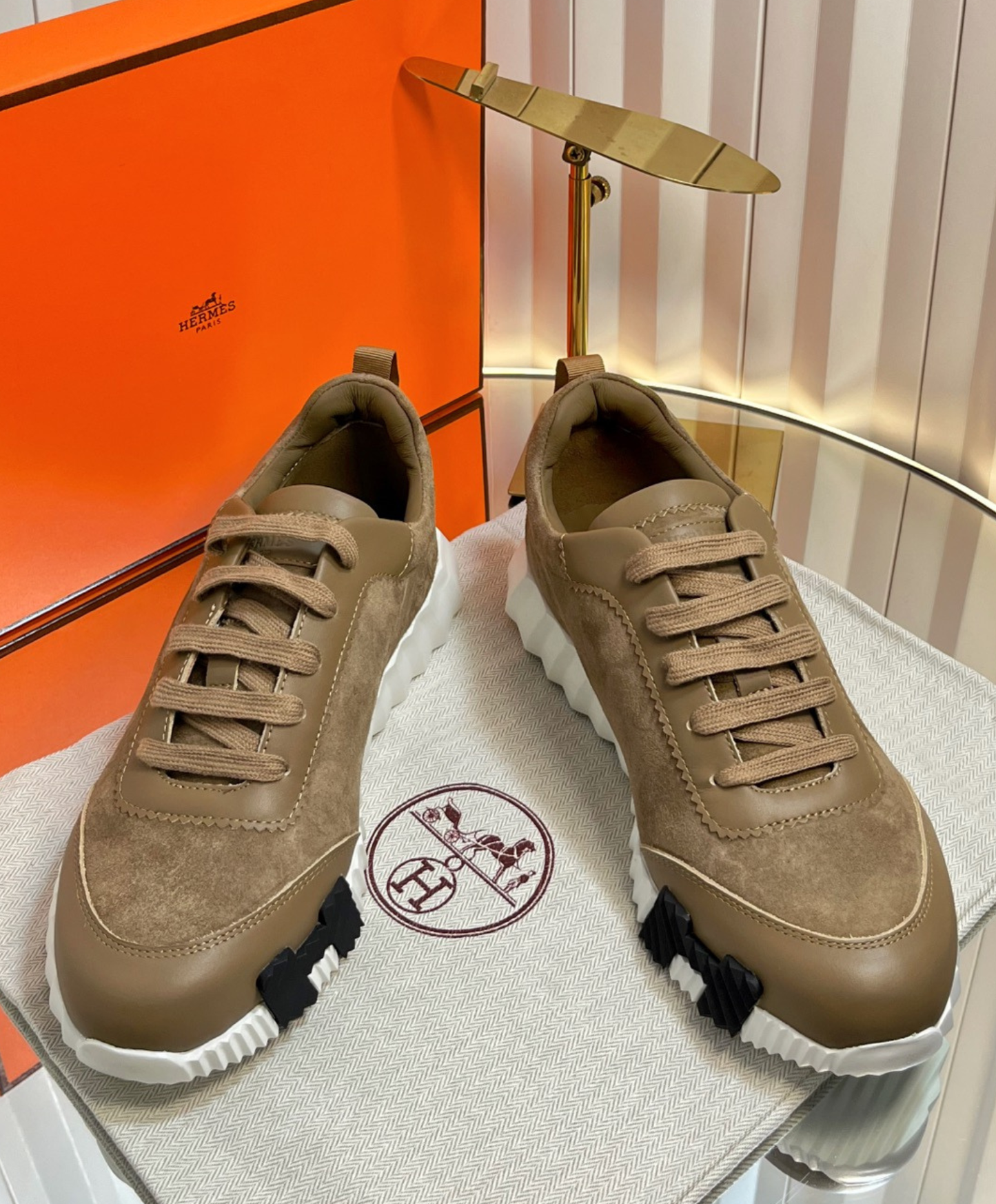 Bouncing Sneaker