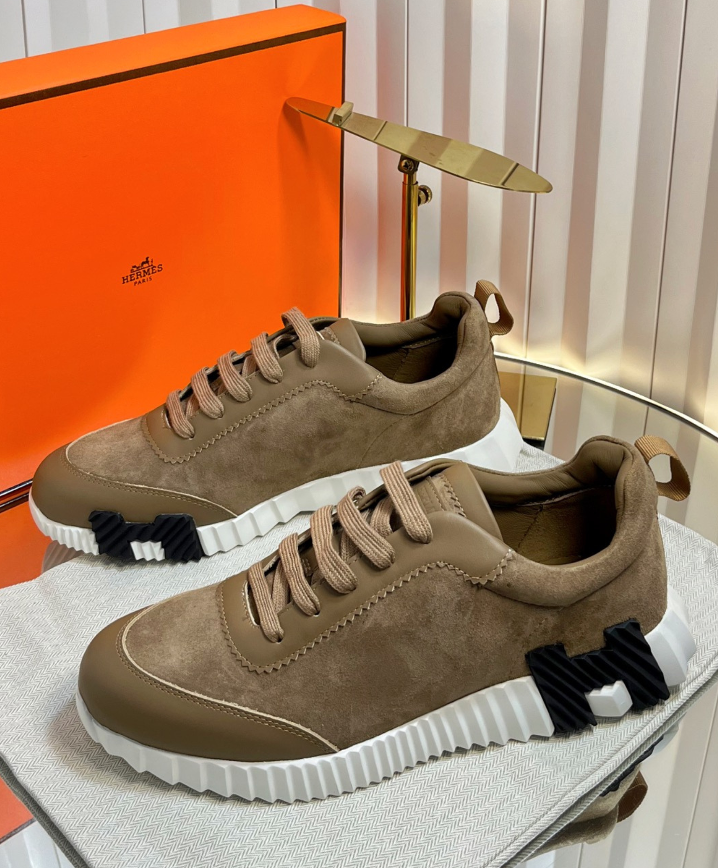 Bouncing Sneaker