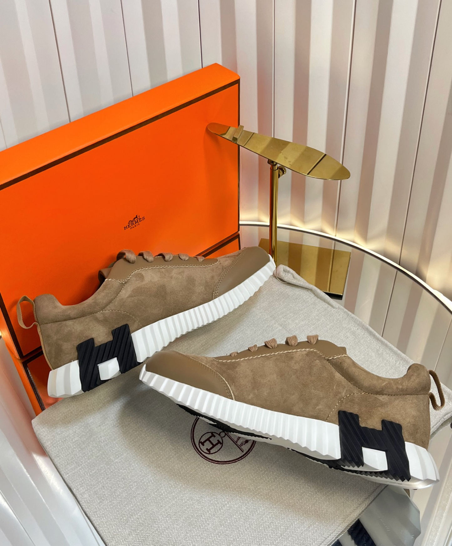 Bouncing Sneaker