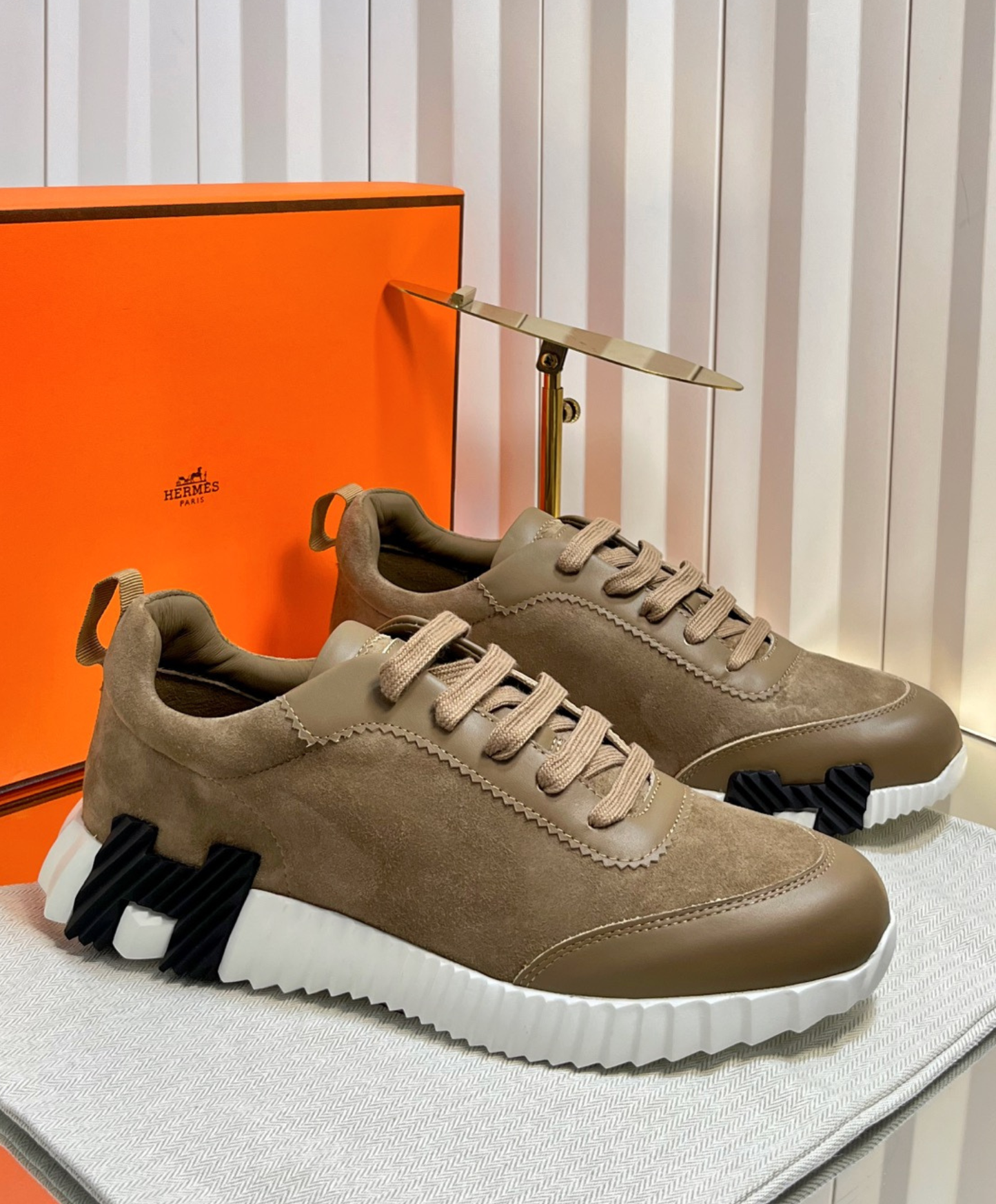 Bouncing Sneaker