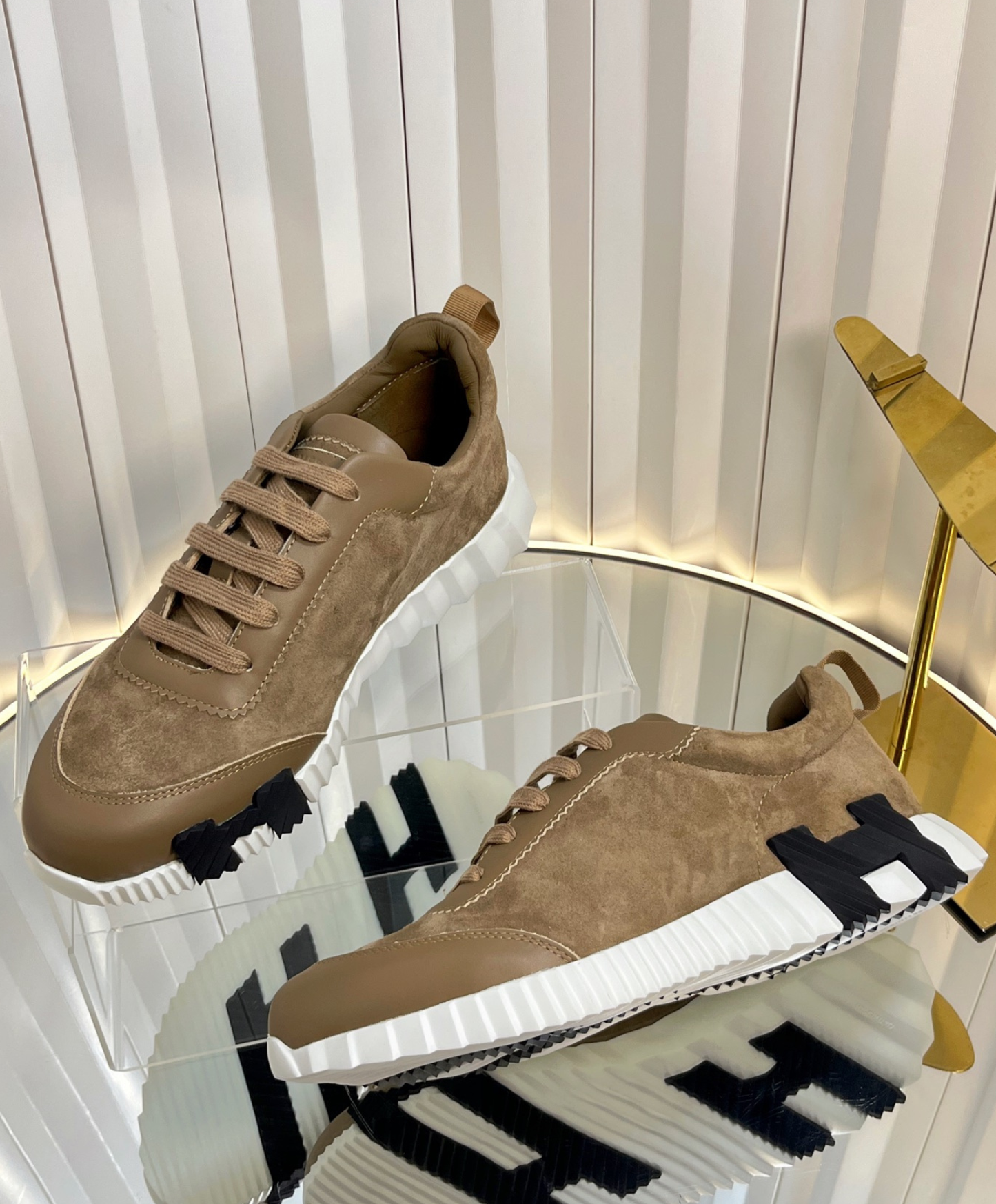 Bouncing Sneaker