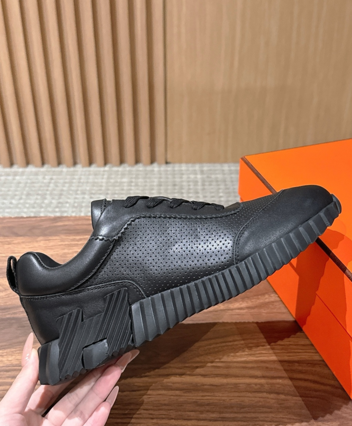 Bouncing Sneaker