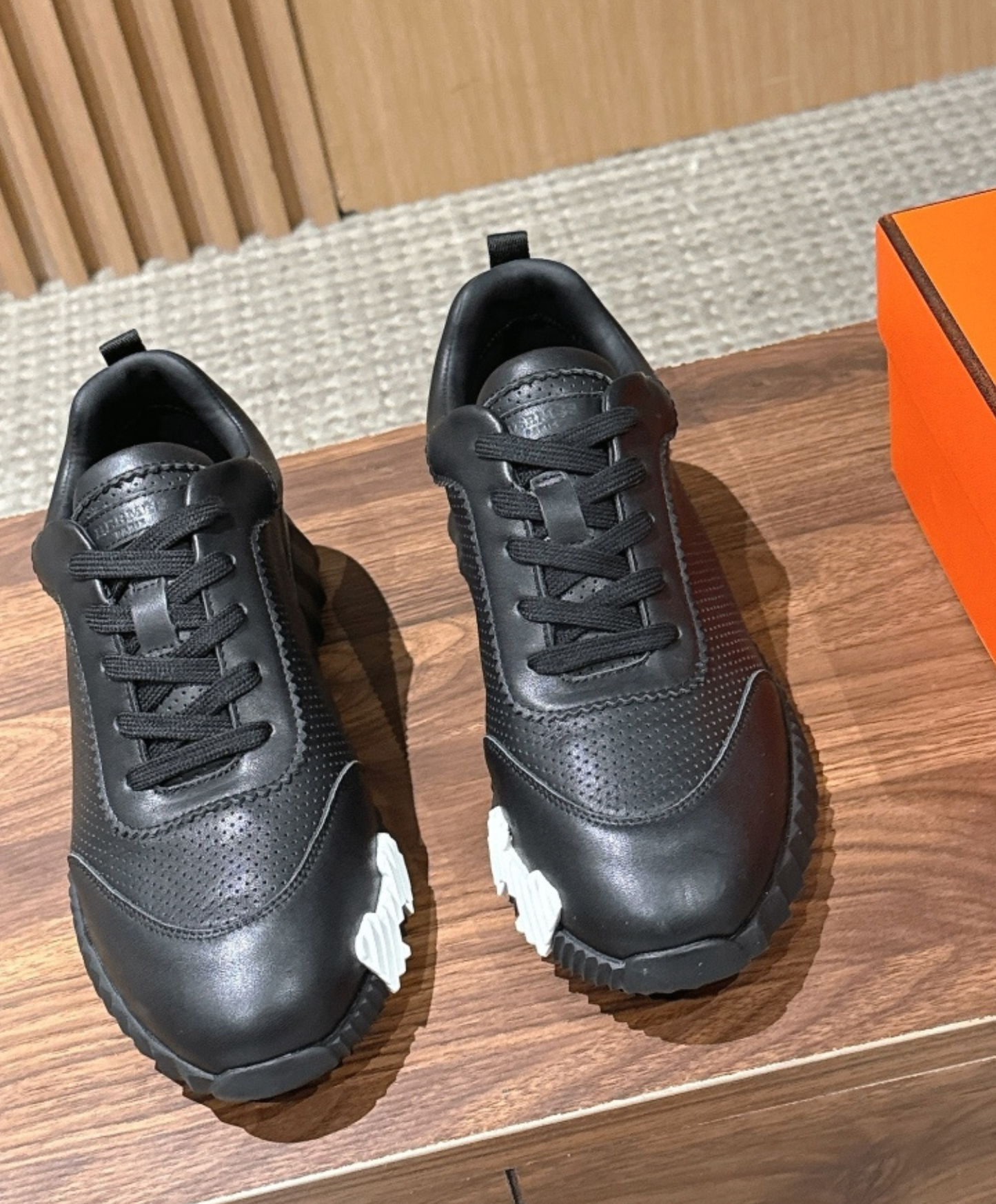 Bouncing Sneaker