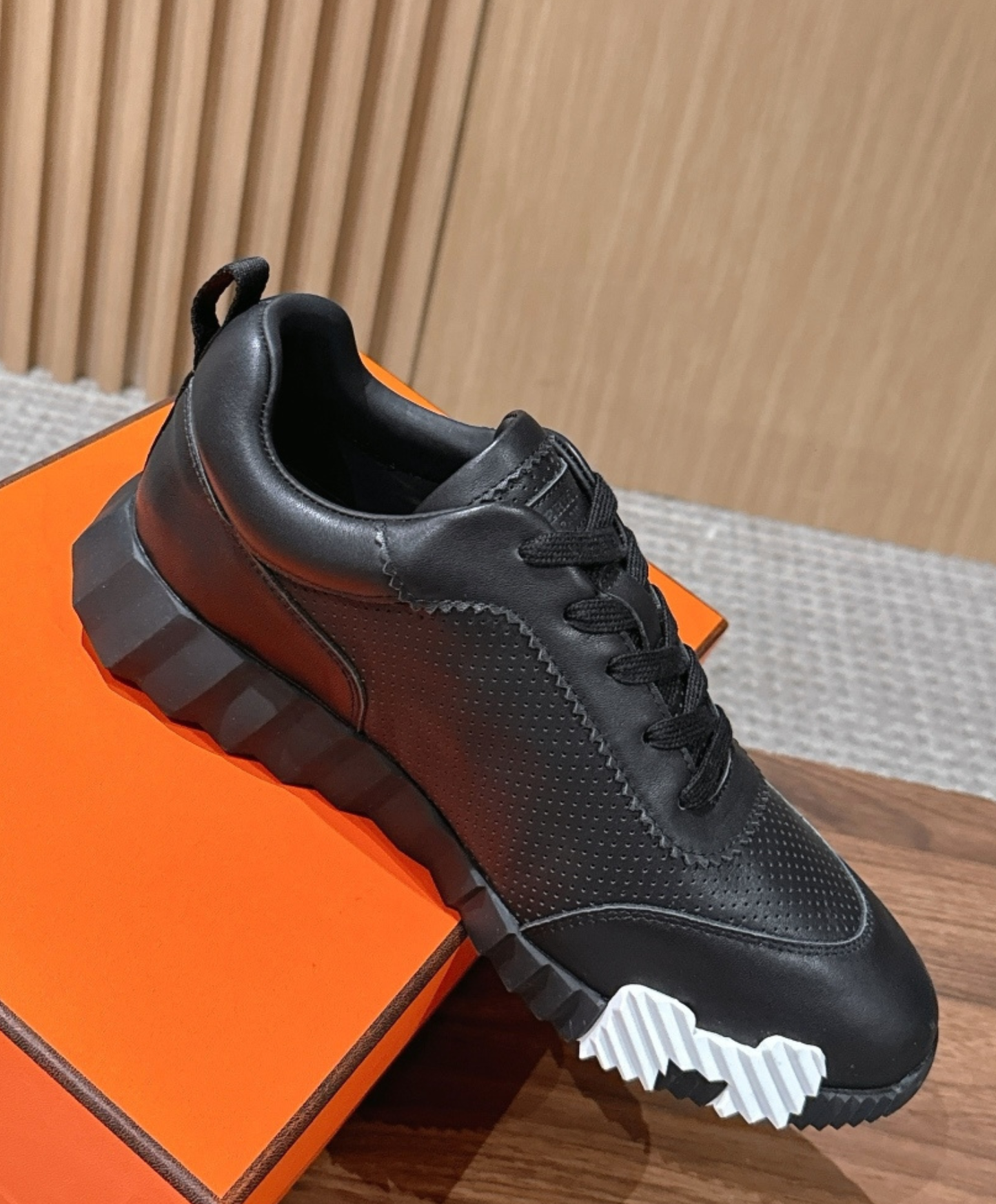Bouncing Sneaker