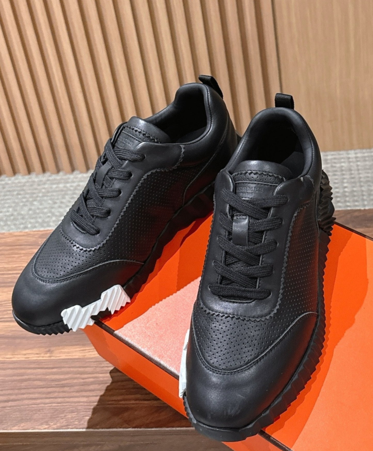 Bouncing Sneaker