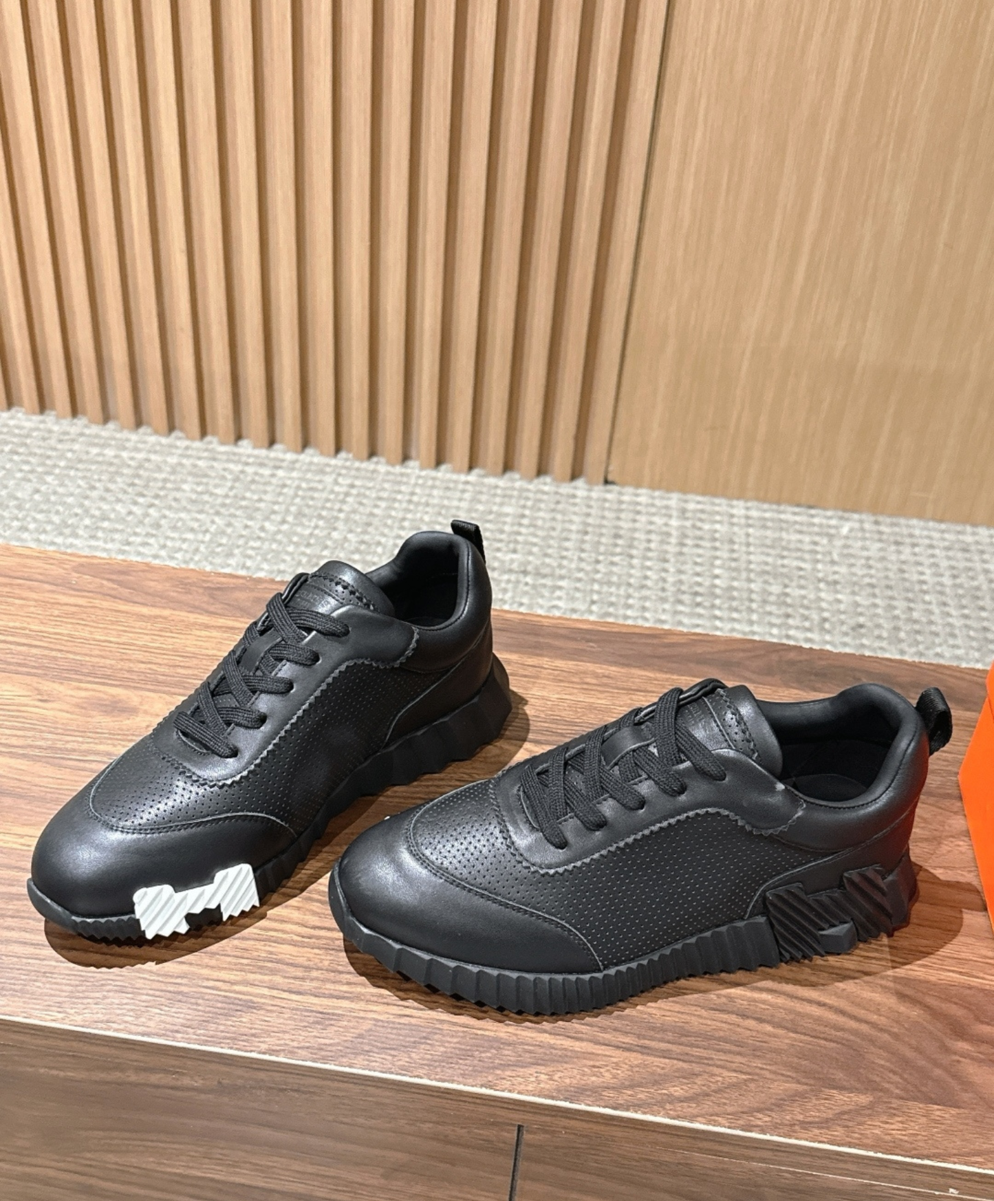 Bouncing Sneaker