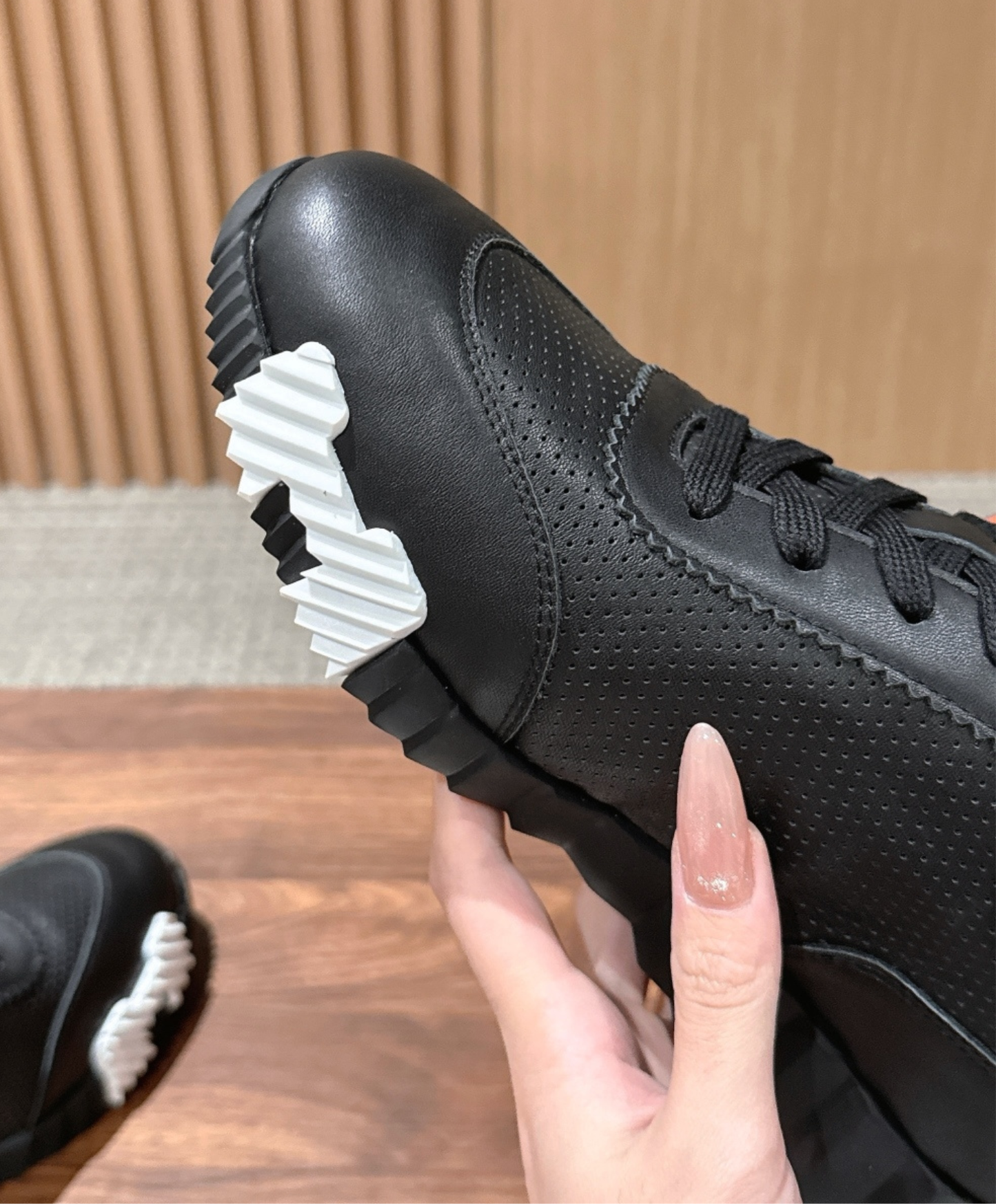 Bouncing Sneaker