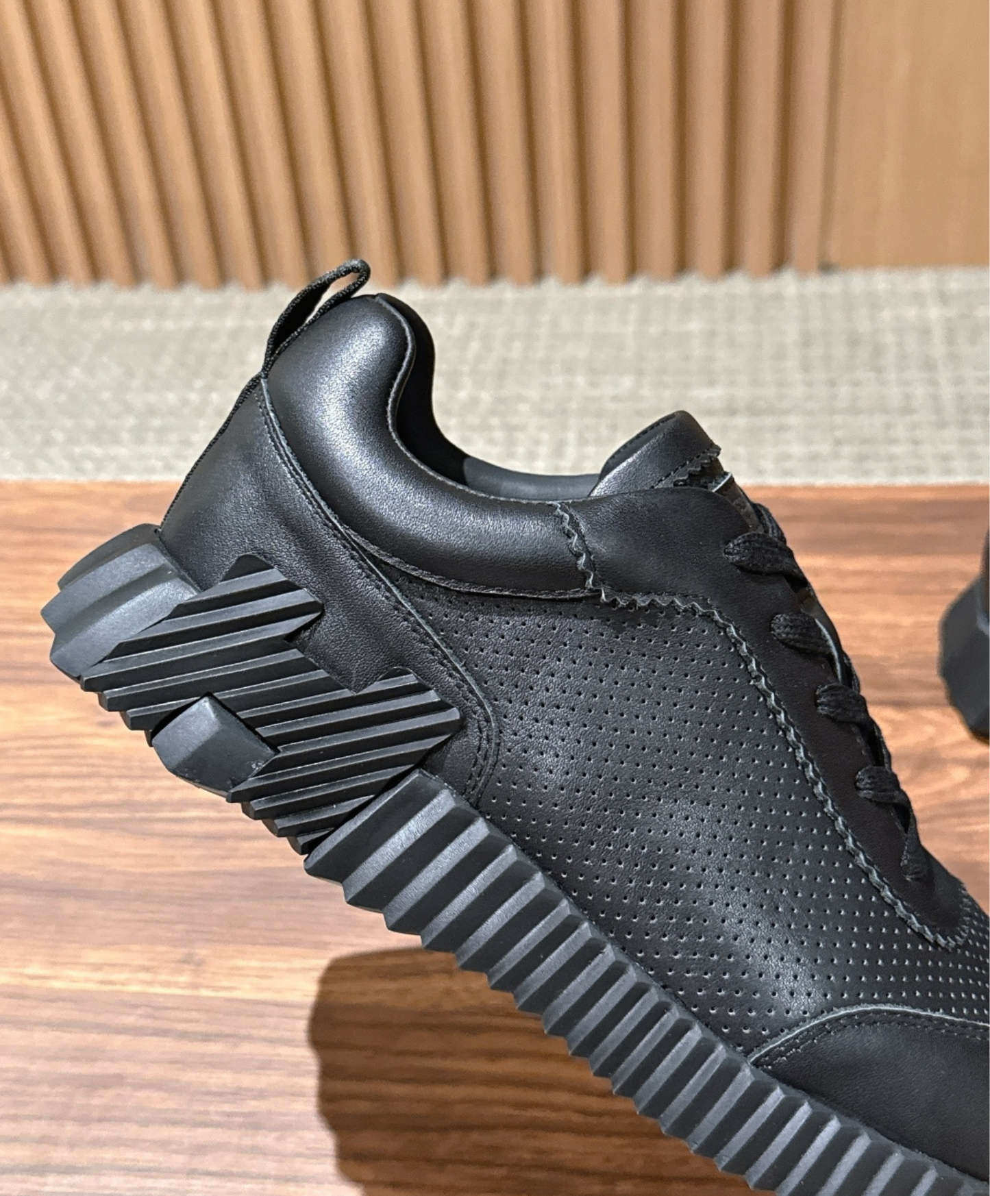 Bouncing Sneaker