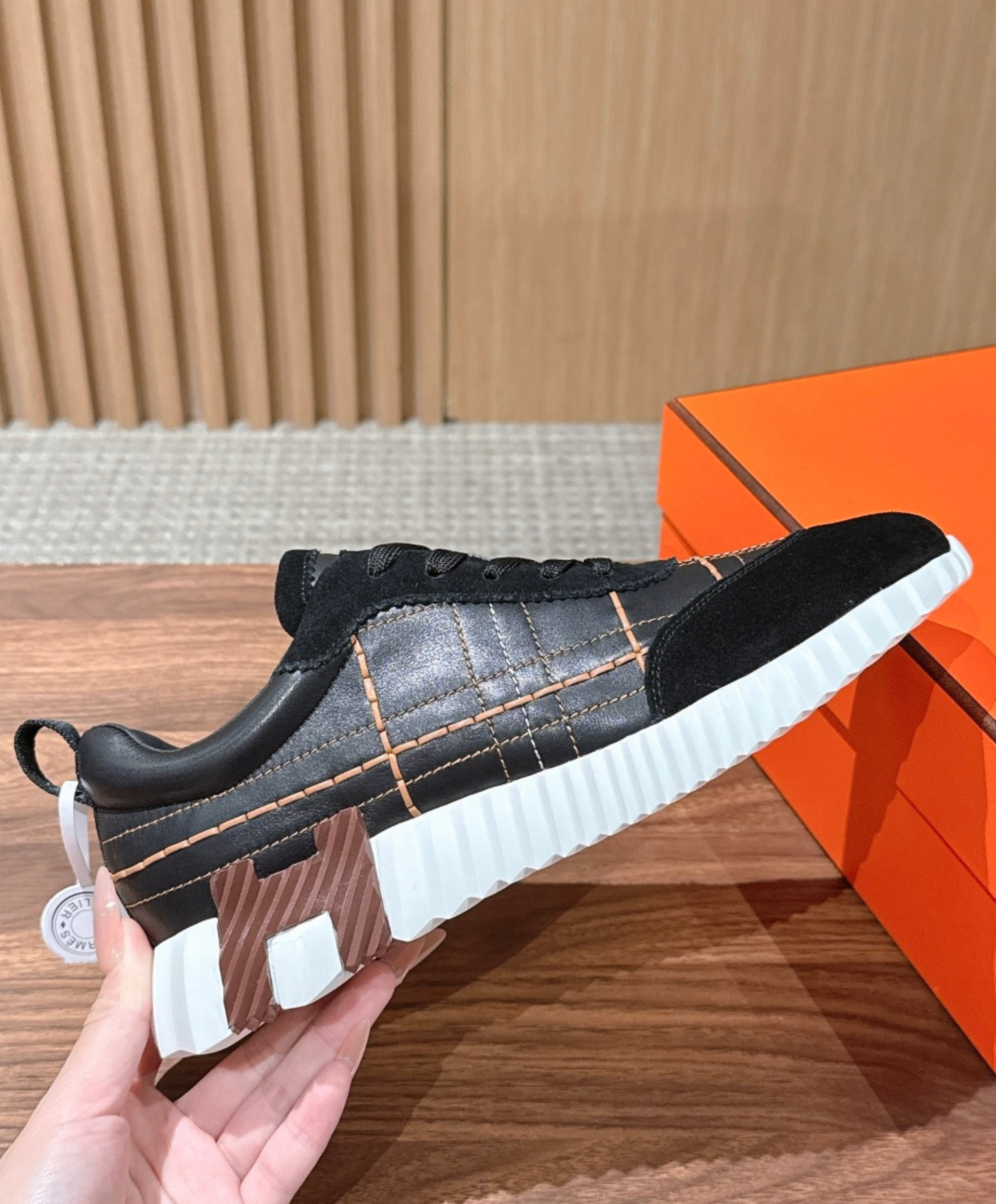 Bouncing Sneaker