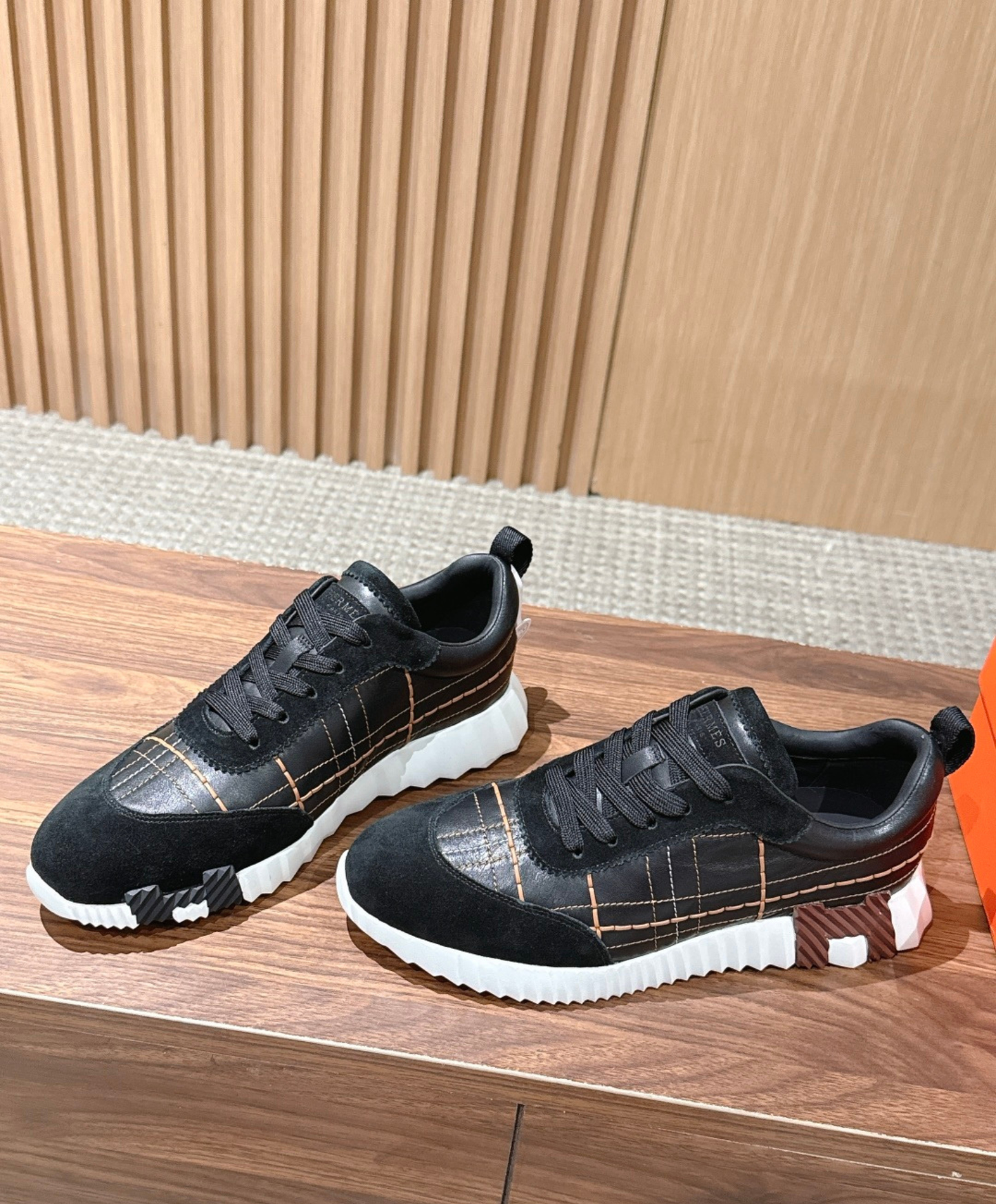 Bouncing Sneaker