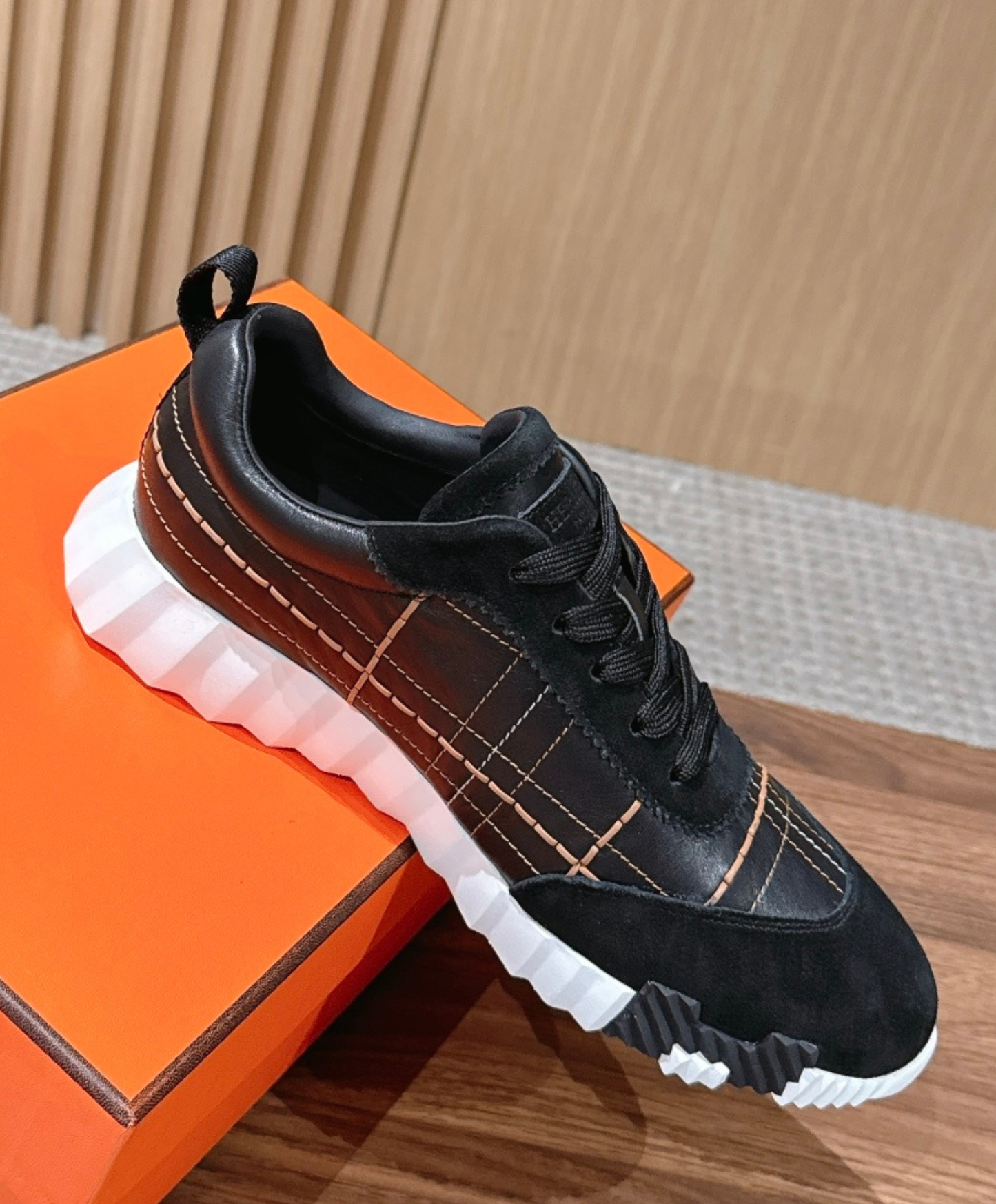Bouncing Sneaker