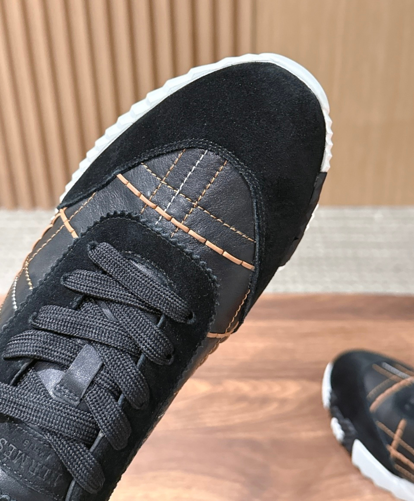 Bouncing Sneaker