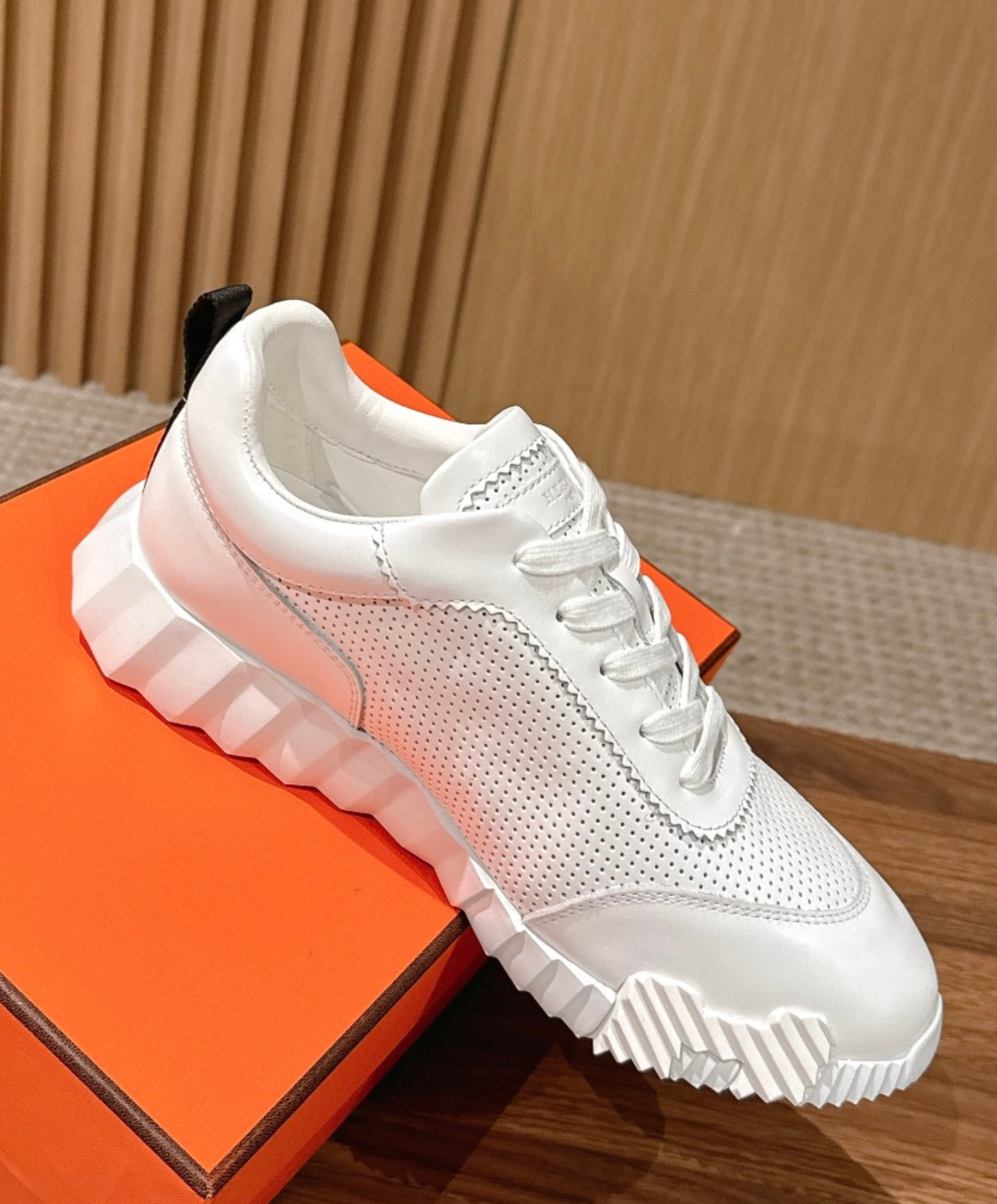 Bouncing Sneaker