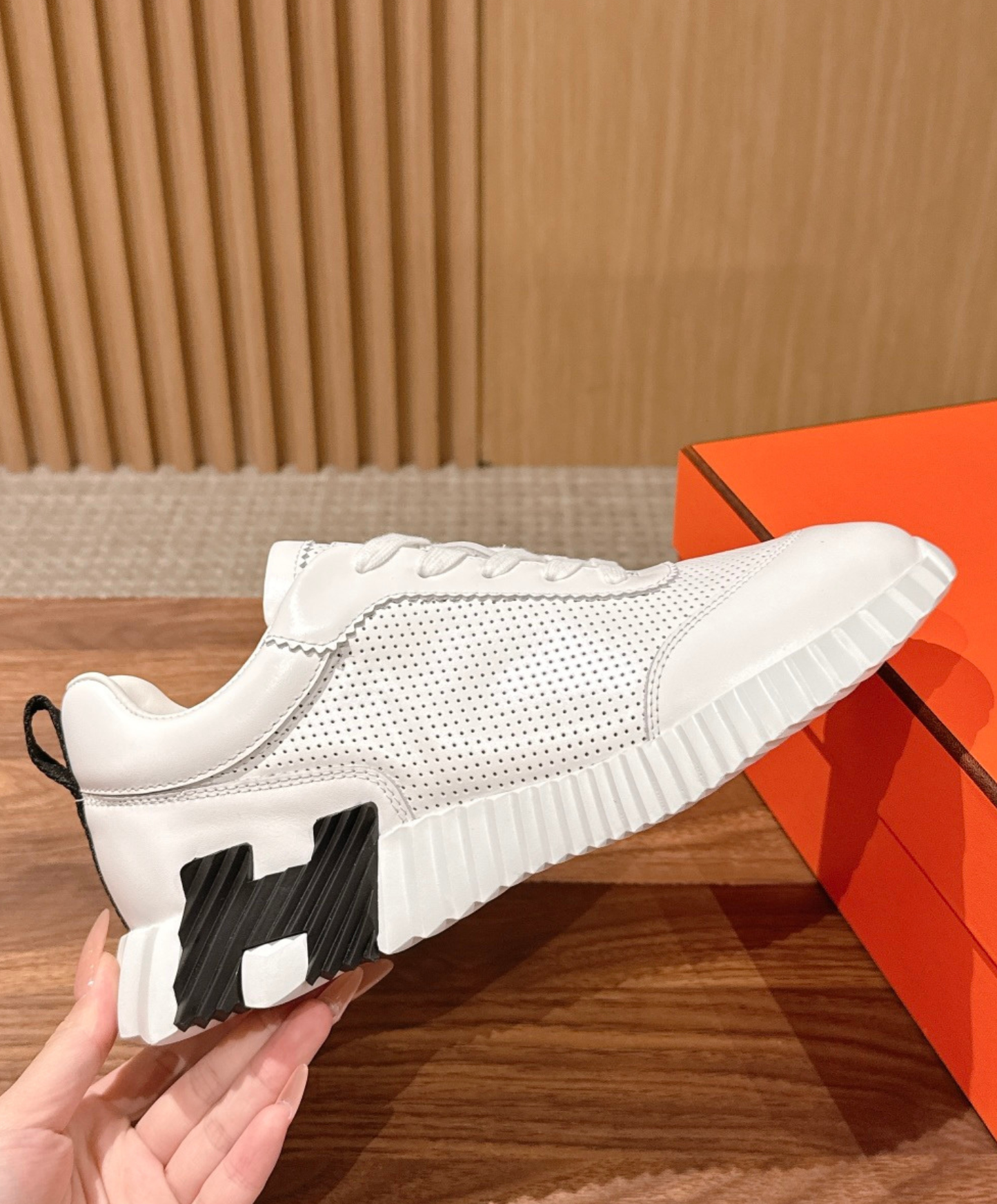 Bouncing Sneaker
