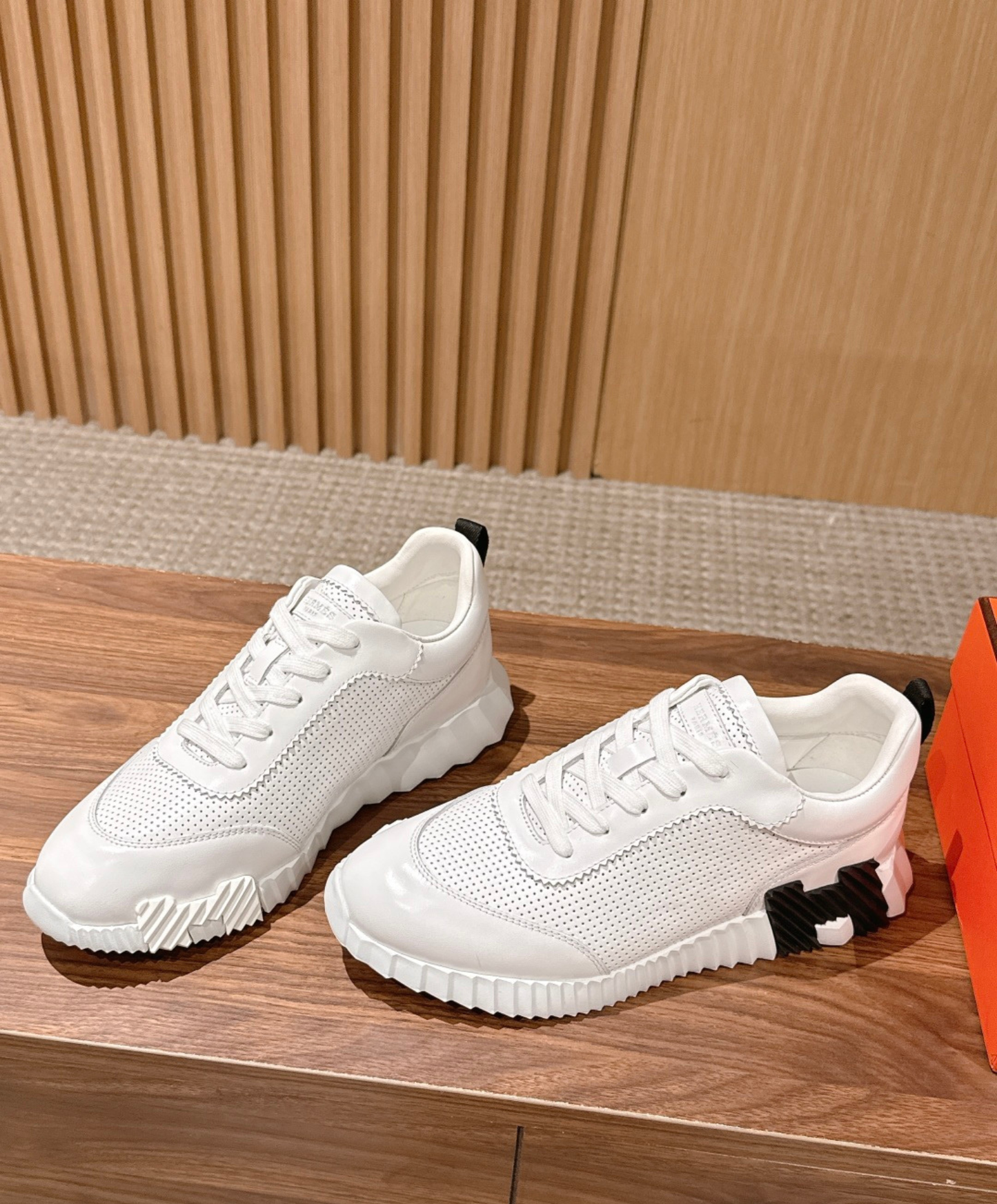 Bouncing Sneaker