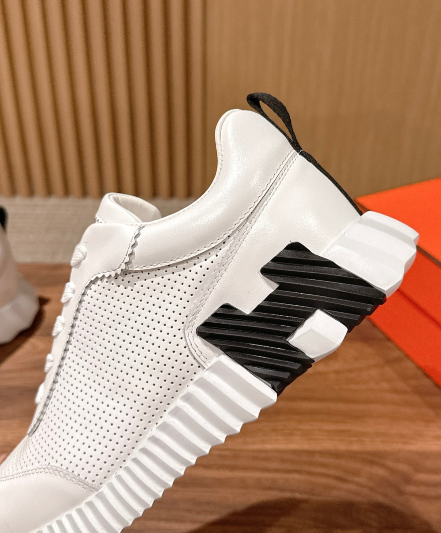 Bouncing Sneaker