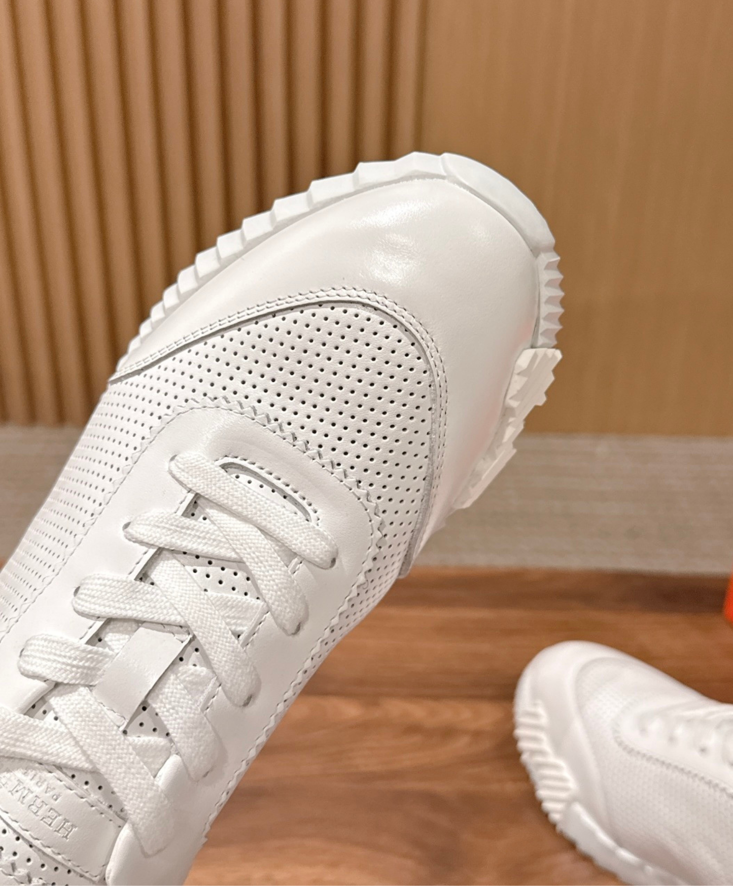 Bouncing Sneaker