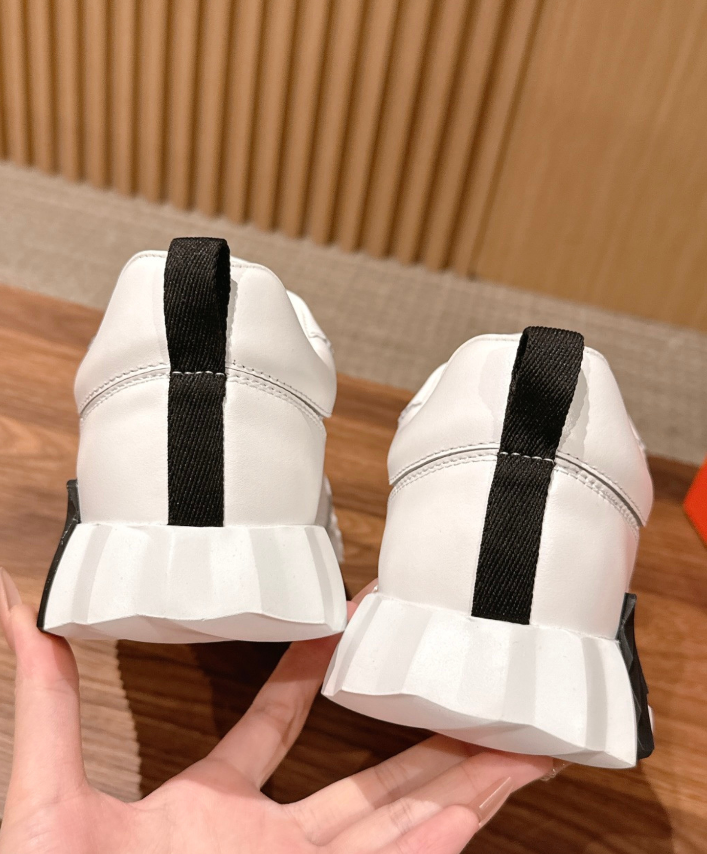 Bouncing Sneaker