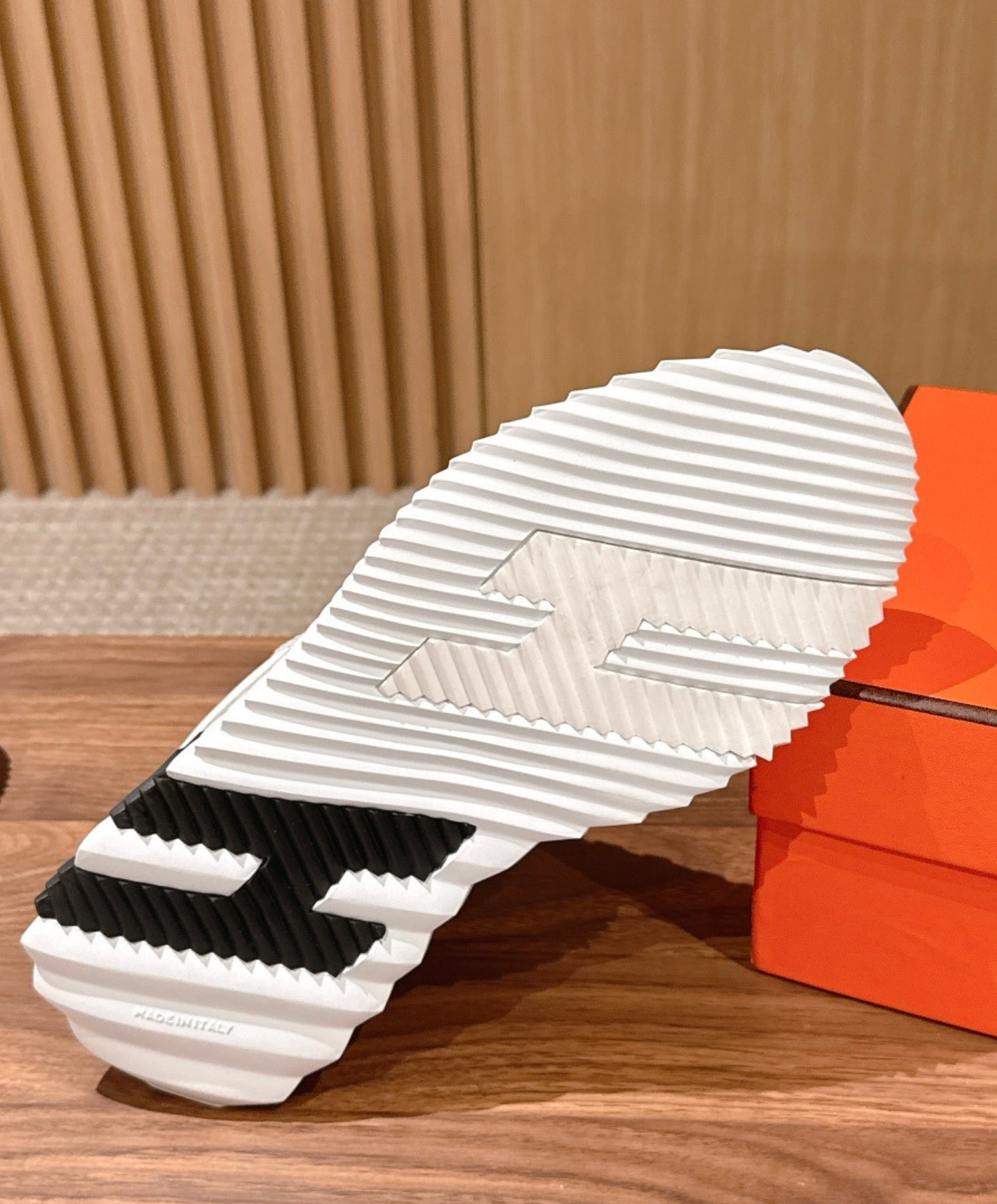Bouncing Sneaker