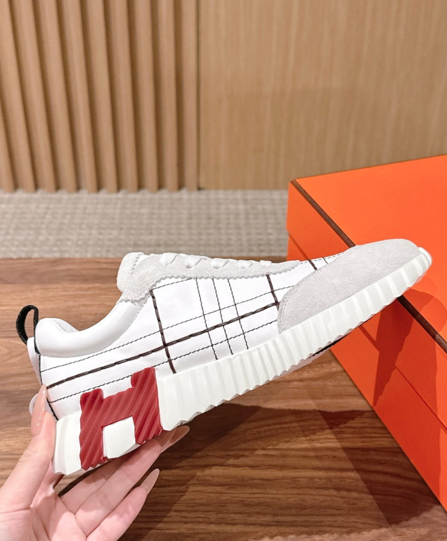 Bouncing Sneaker