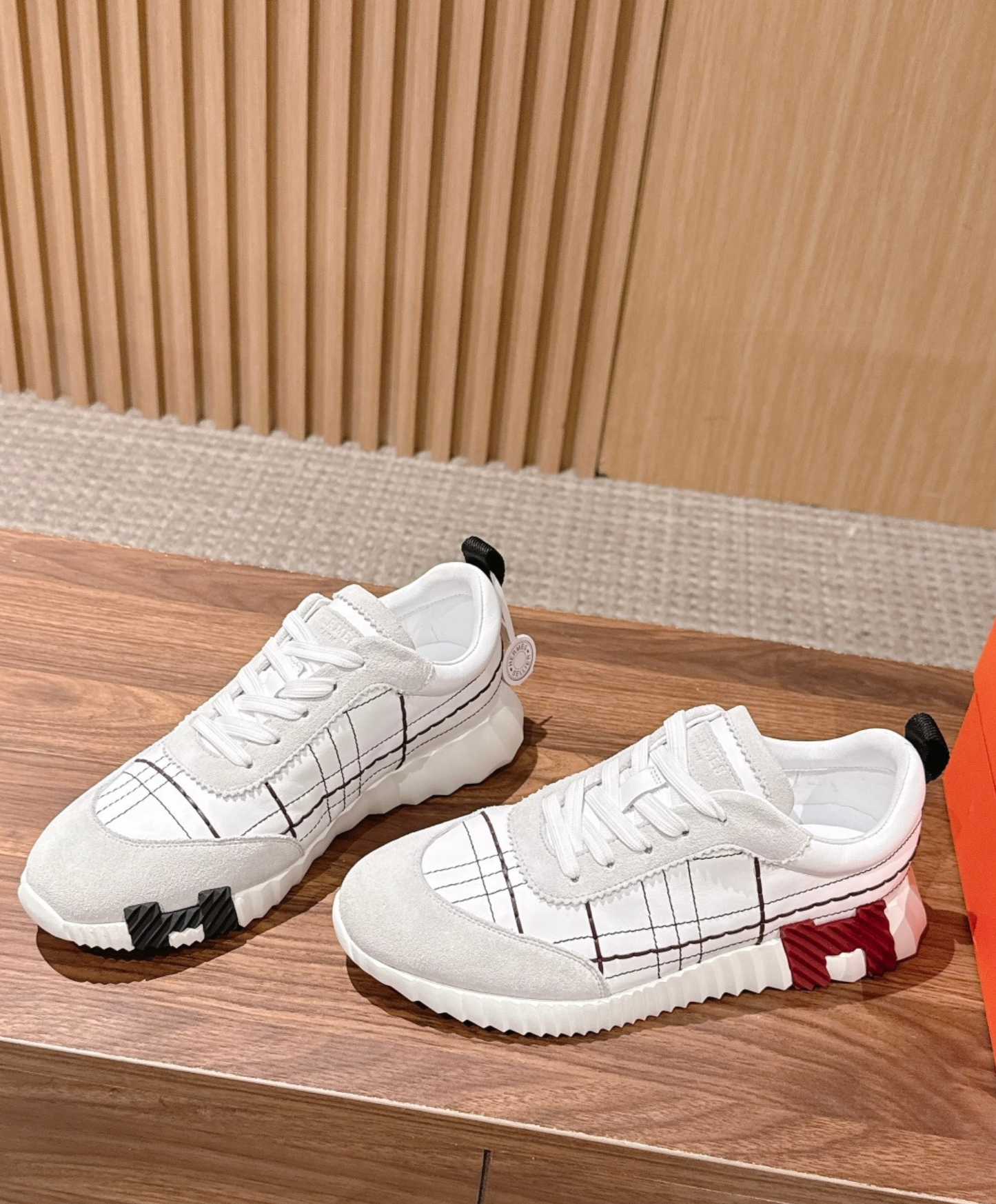 Bouncing Sneaker