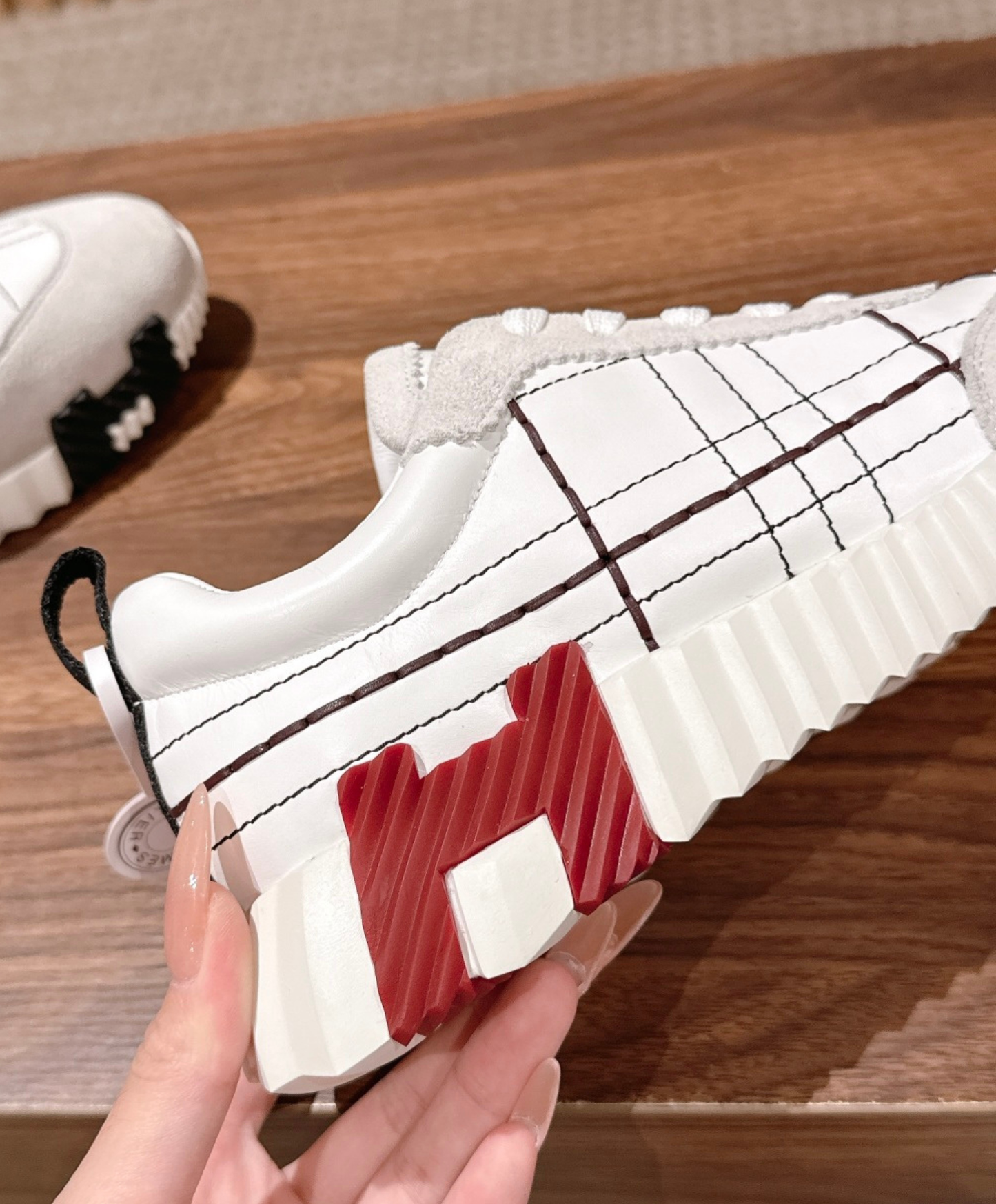 Bouncing Sneaker