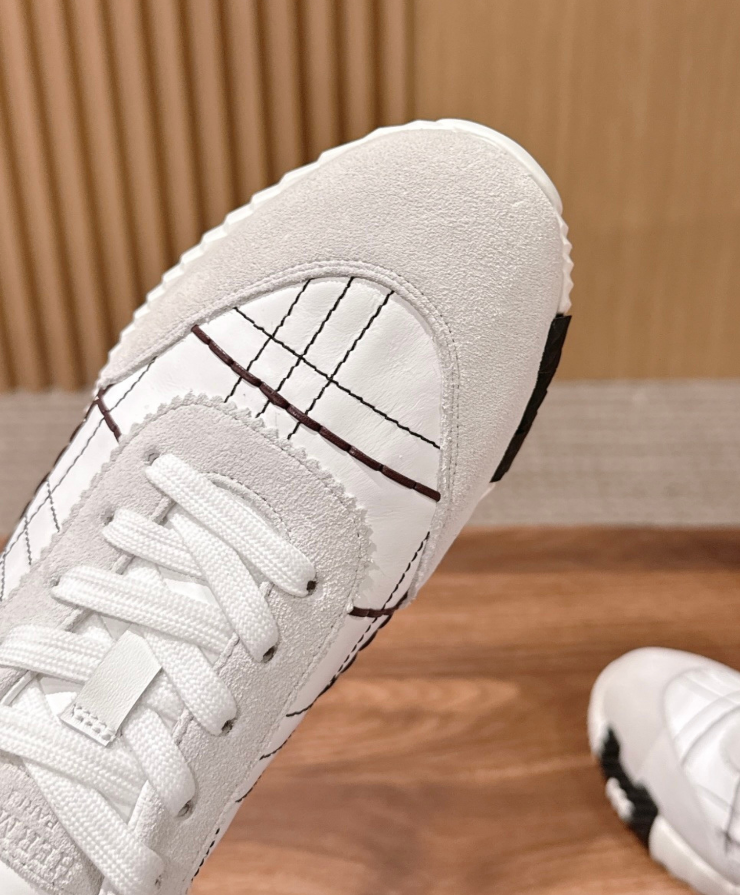 Bouncing Sneaker