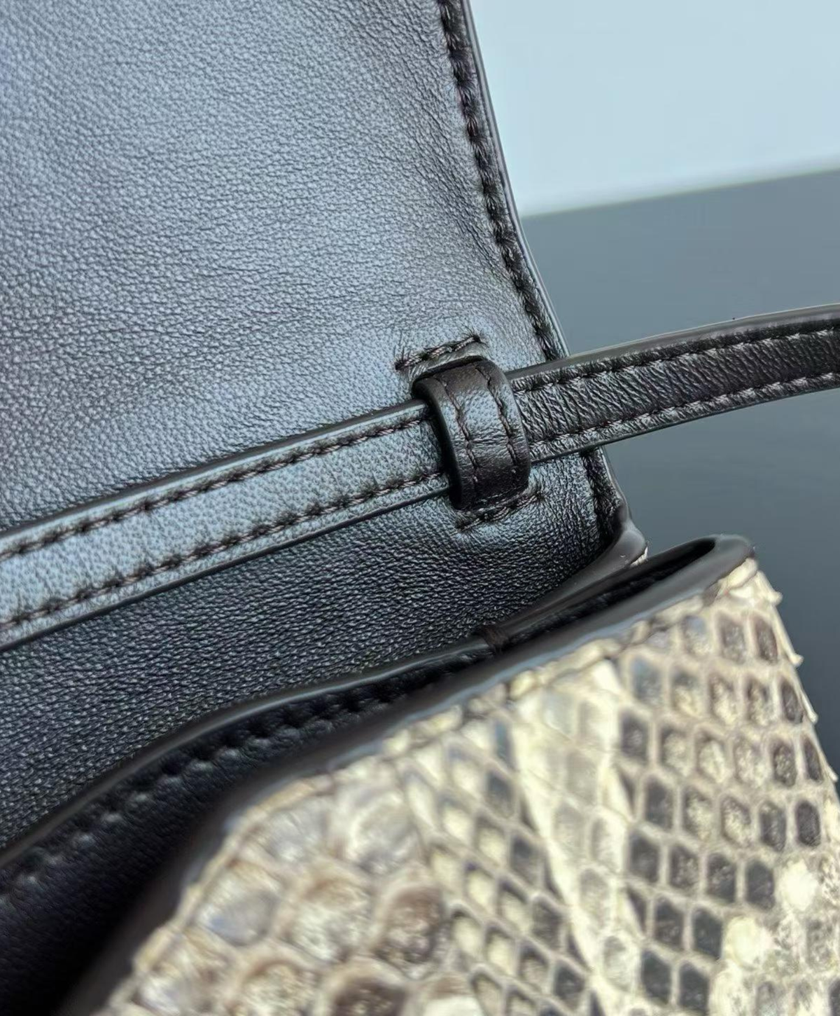 Knot Lock Hand Bag