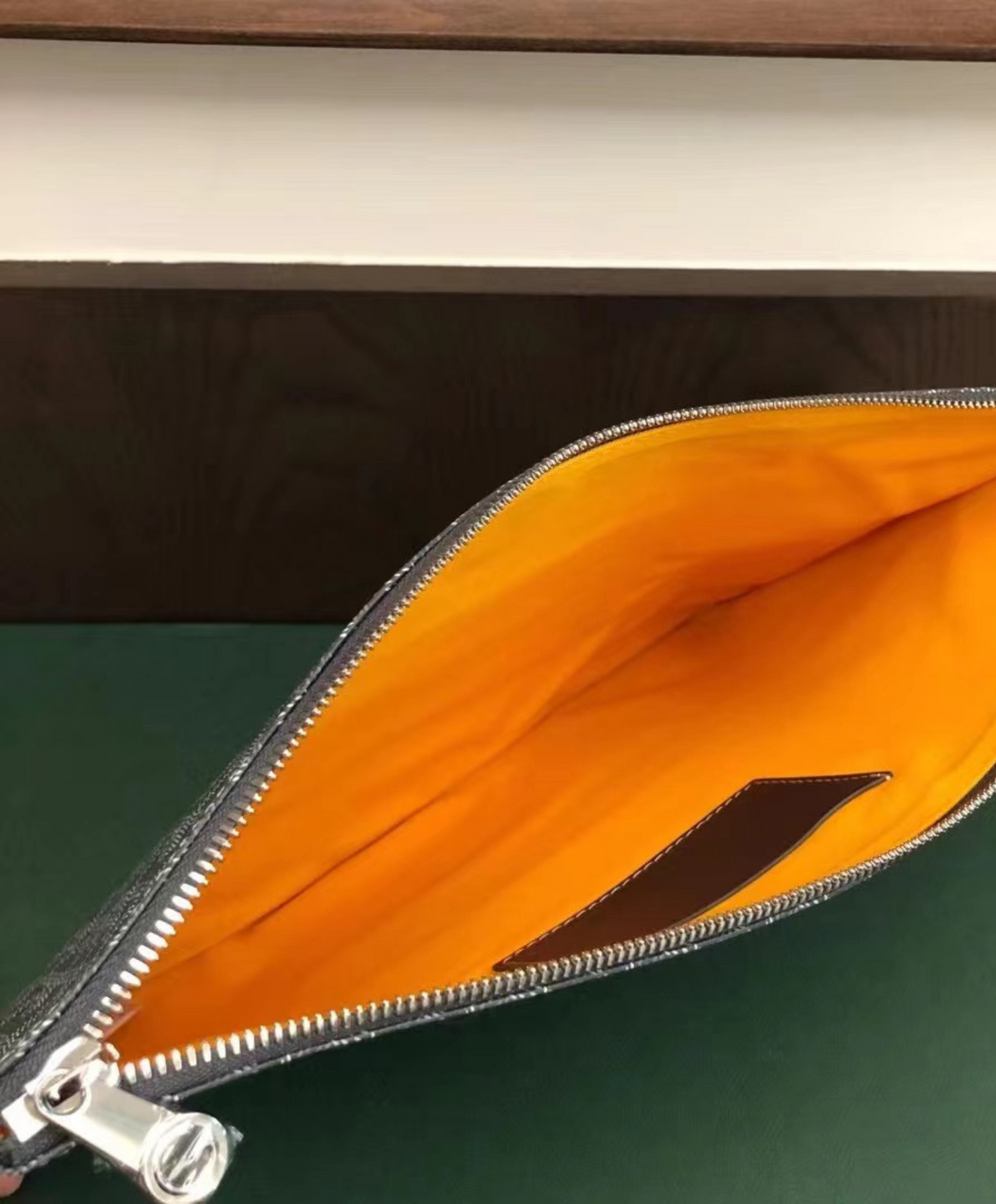 Senat MGM Pouch