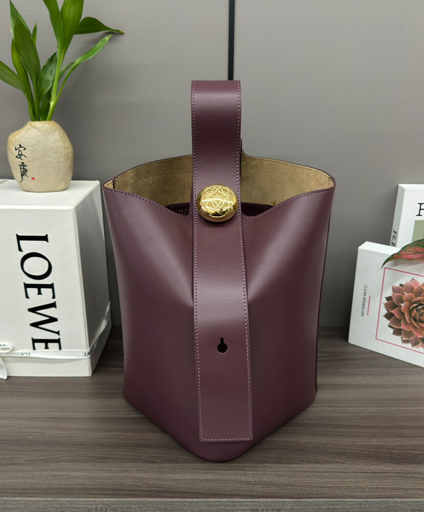 Medium Pebble Bucket Bag In Mellow Calfskin