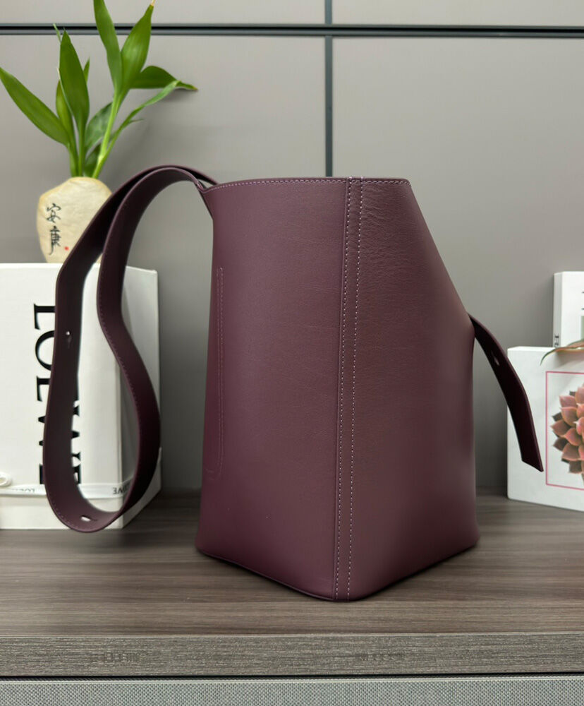 Medium Pebble Bucket Bag In Mellow Calfskin