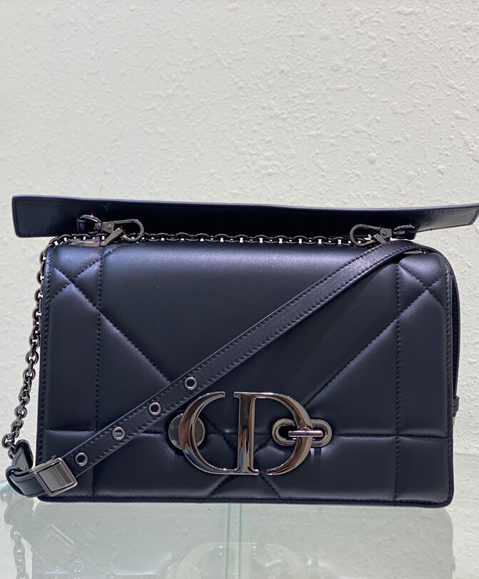 30 Montaigne Chain Bag With Handle