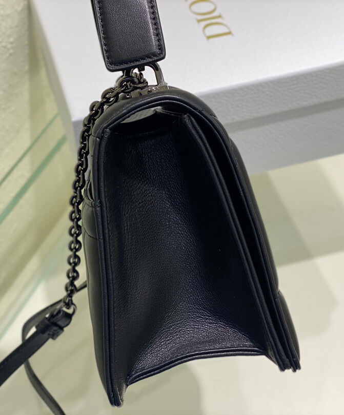 30 Montaigne Chain Bag With Handle